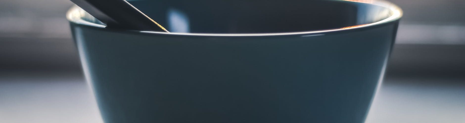 shallow focus photography of gray bowl