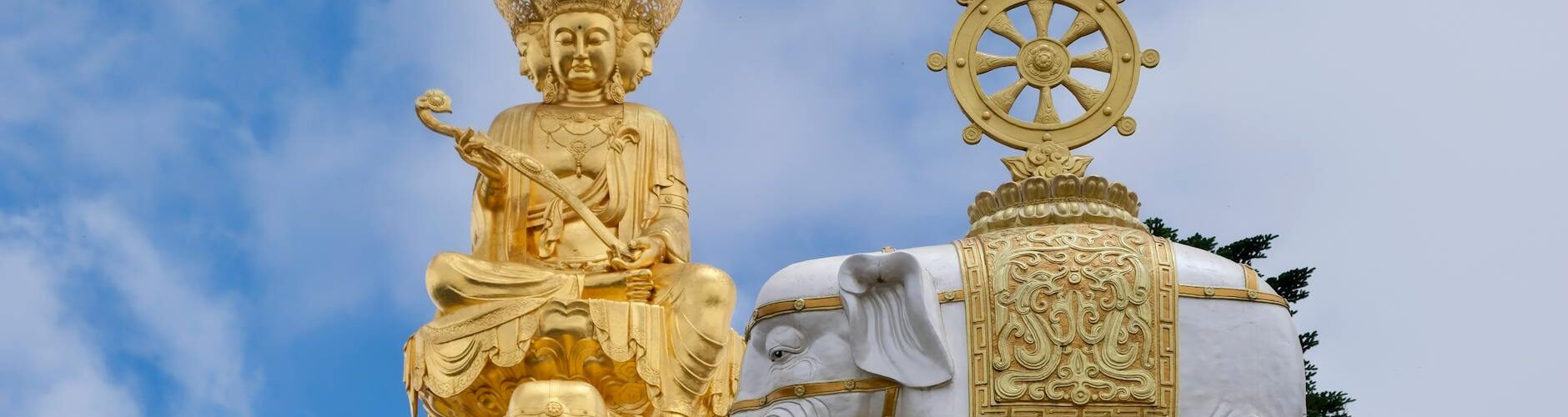 golden sanmantabhadra statue on mount emei
